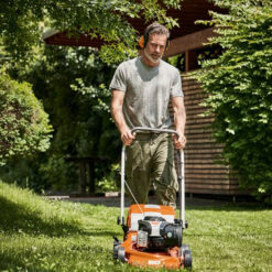 tondeuse-stihl-RM248T-EN-SITUATION-1.jpg